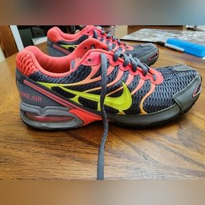 Nike WOMEN'S Coral/Gray Max Air Torch 4 Running Sneakers Size 9 U.S